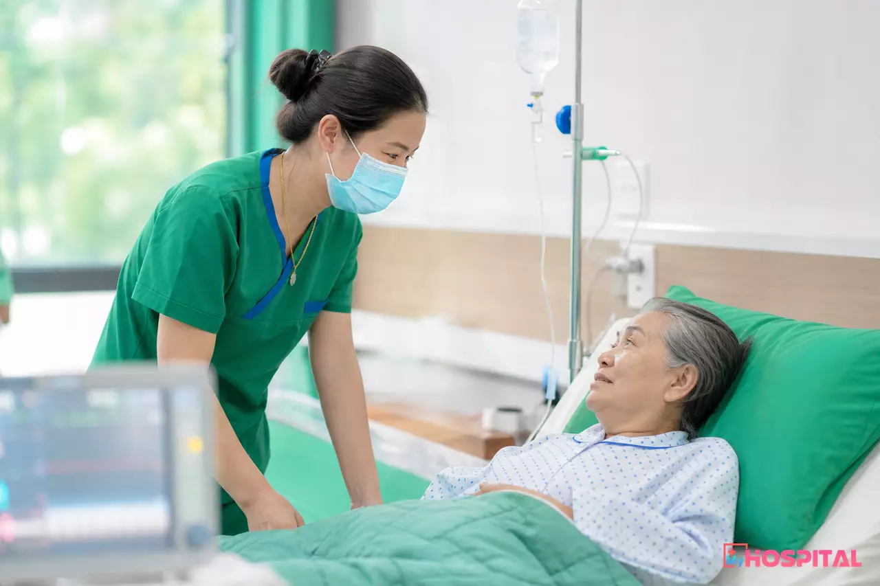 Điều dưỡng hỏi họ tên và ngày sinh của người bệnh cao tuổi trước khi tiêm truyền