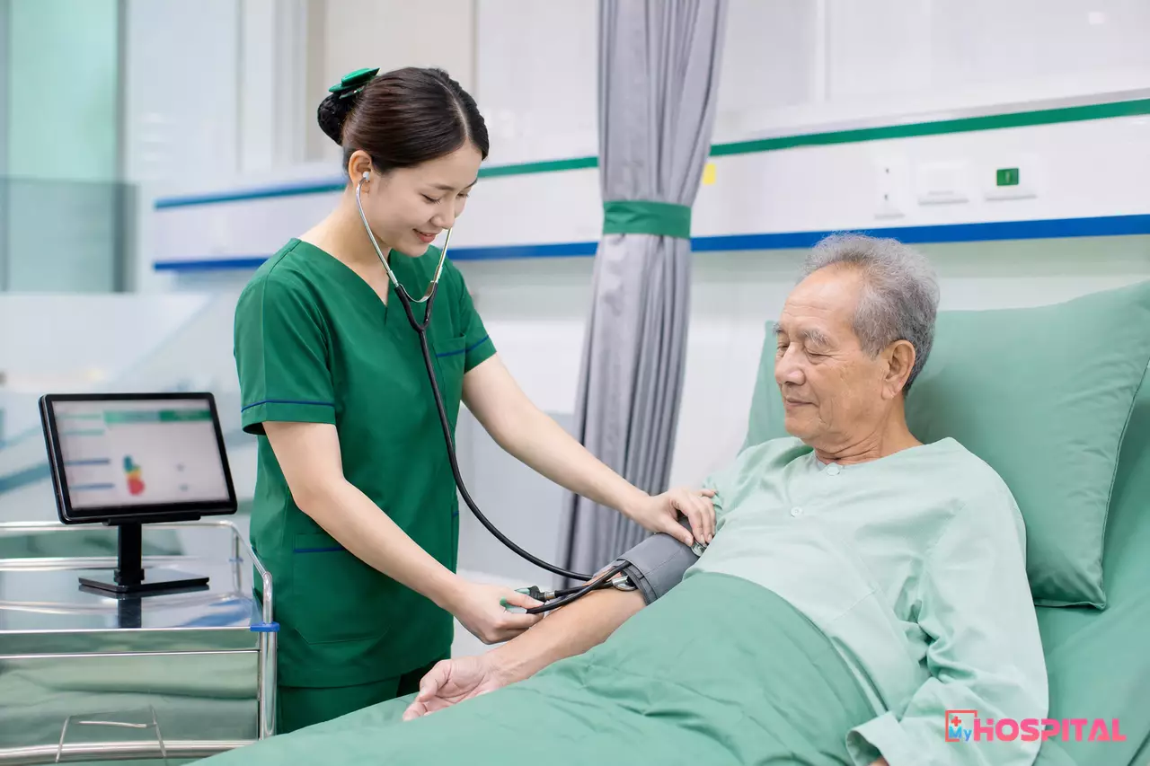 Điều dưỡng nhập sinh hiệu ngay tại giường người bệnh bằng máy tính bảng