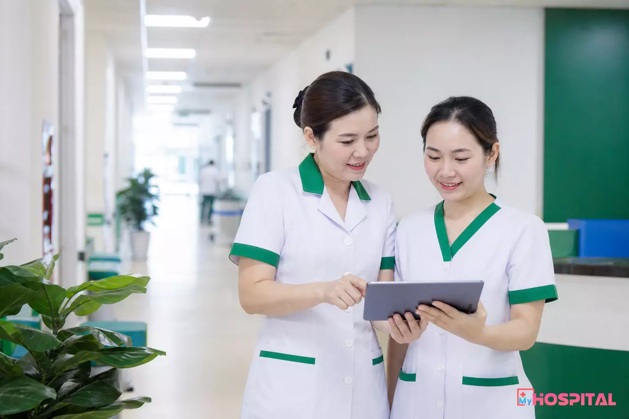 Điều dưỡng trưởng và điều dưỡng buồng bệnh xem lại phiếu chăm sóc đầu ca