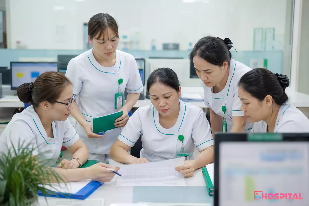 Điều dưỡng trưởng cùng nhóm nòng cốt xem lại bảng theo dõi tiến độ 90 ngày