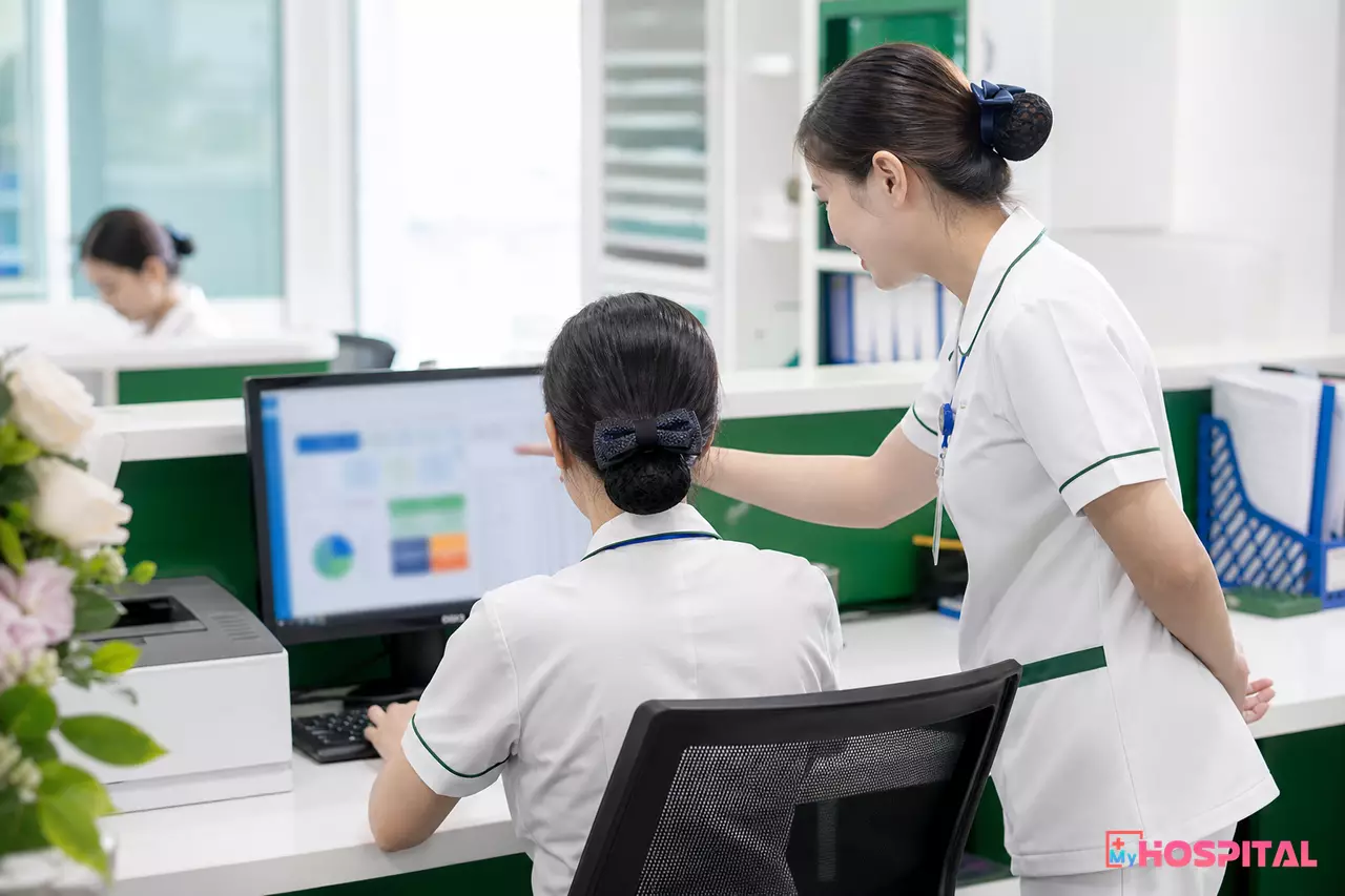 Điều dưỡng xem danh sách người bệnh và y lệnh trên máy tính ở phòng điều dưỡng