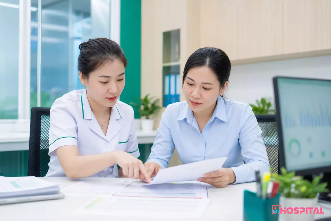 Phòng tài chính viện phí đối chiếu bảng kê chi phí với phiếu tổng hợp thuốc gửi từ khoa nội trú