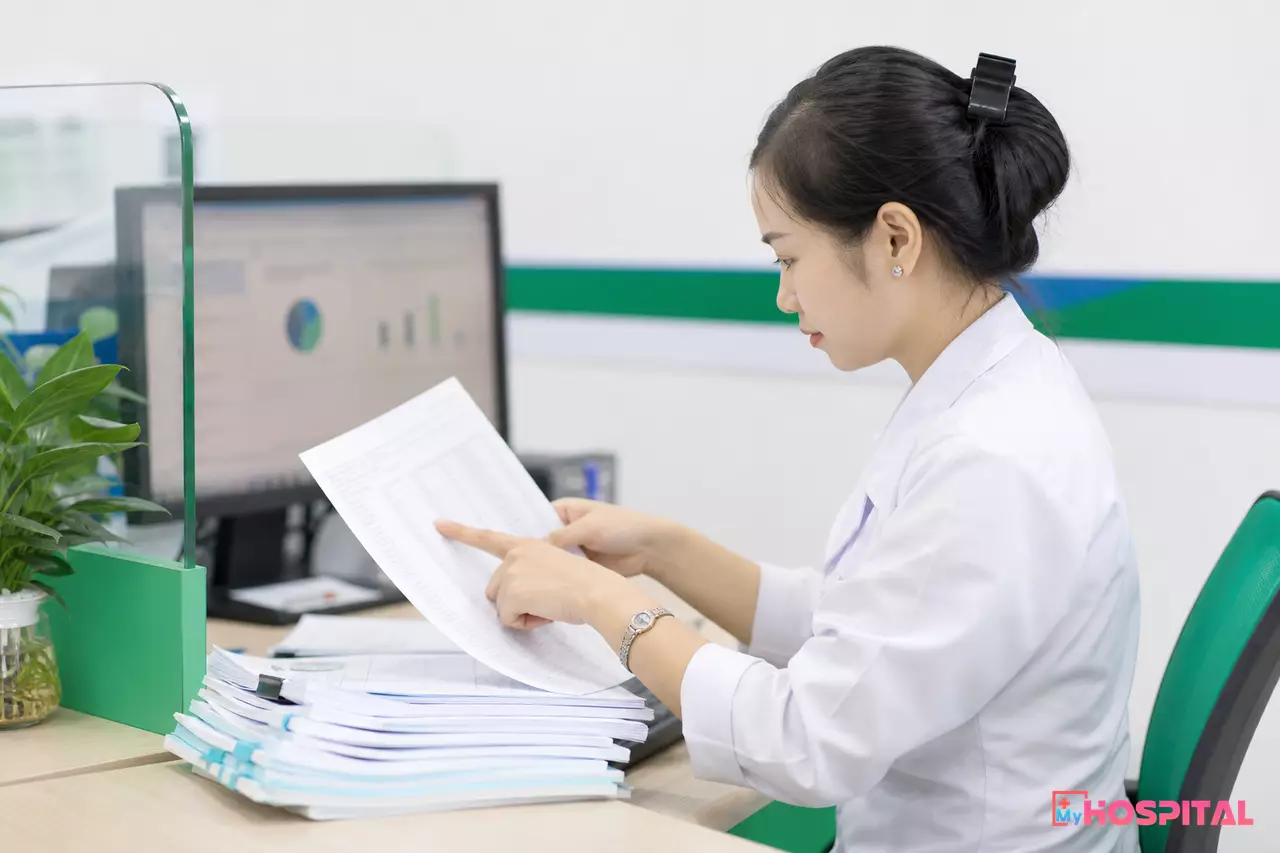Thu ngân đối chiếu bảng kê giấy với dữ liệu gửi cổng giám định BHYT