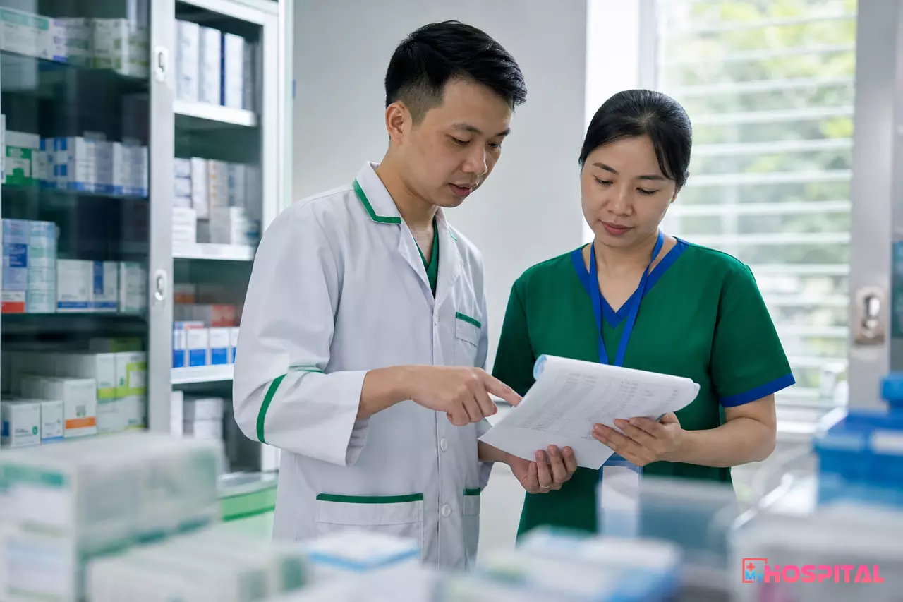 Dược sĩ và điều dưỡng trưởng khoa đối chiếu danh mục thuốc tủ trực