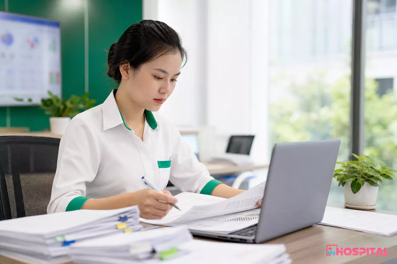 Kế toán BHYT đối chiếu danh sách hồ sơ sau khi hệ thống bơm dữ liệu hàng loạt từ chế độ offline