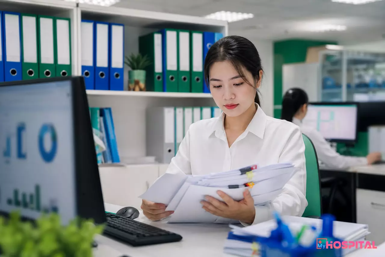 Kế toán bảo hiểm y tế đối chiếu hồ sơ đề nghị thanh toán BHYT