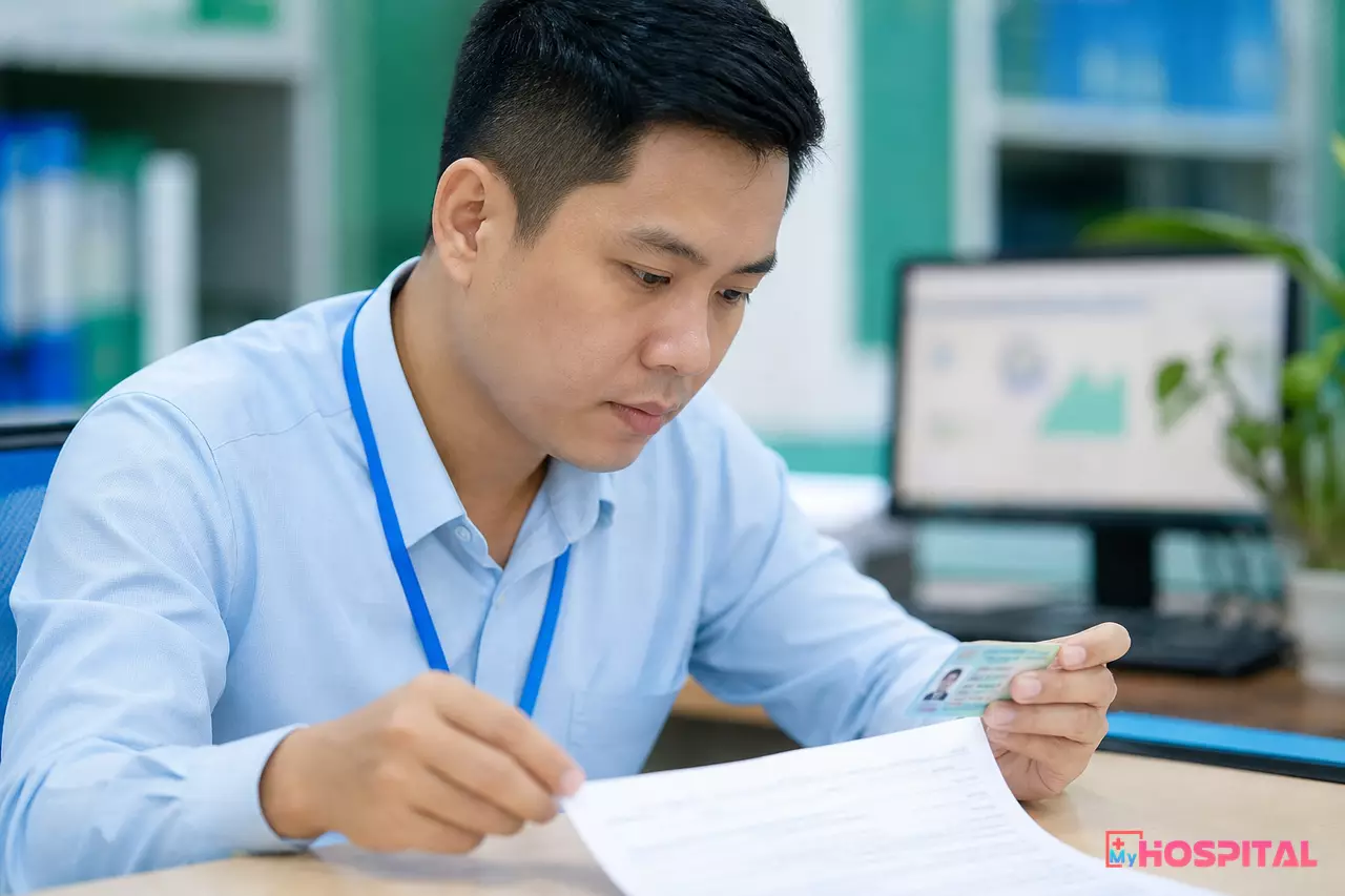 Cán bộ kế hoạch tổng hợp đối chiếu căn cước công dân với hồ sơ người bệnh trùng mã trên máy tính