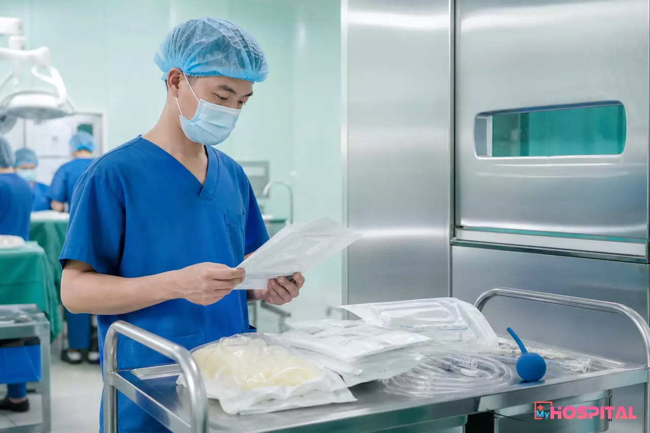 Kỹ thuật viên phòng mổ đối chiếu phiếu lĩnh vật tư tiêu hao trước khi chuẩn bị dụng cụ cho ca can thiệp