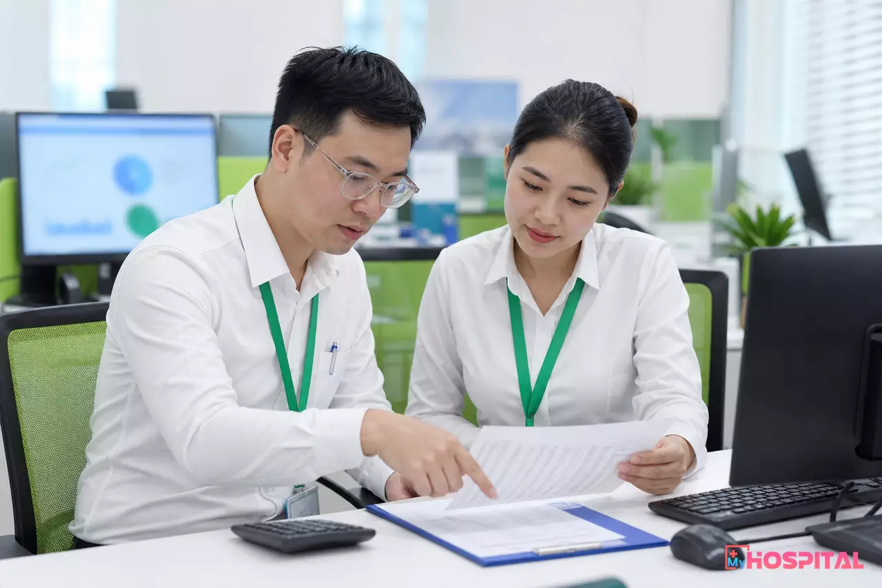 Kế toán viện phí đối chiếu bảng số liệu doanh thu ca trực đêm với sổ trực cấp cứu