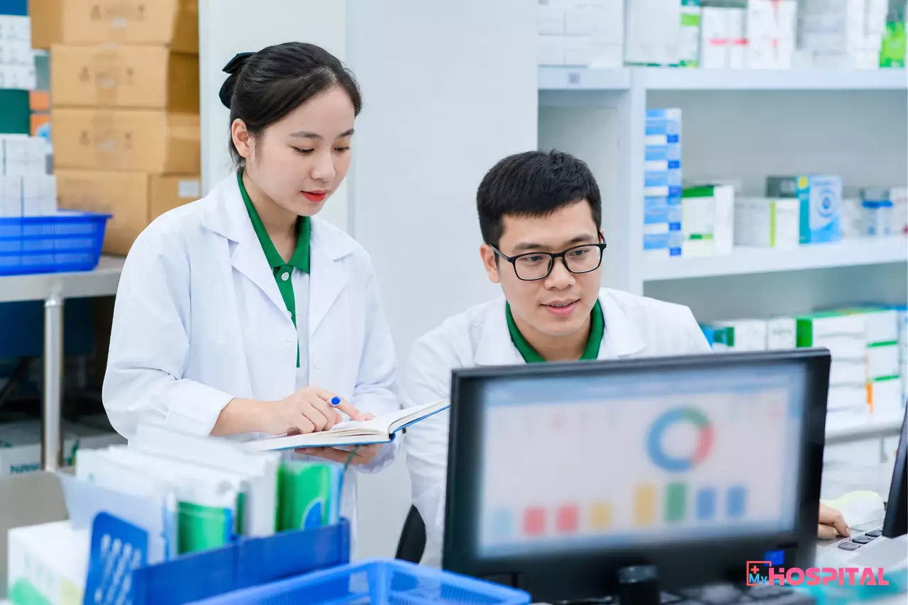 Dược sĩ đối chiếu sổ tồn kho giữa nhà thuốc GPP và kho dược bệnh viện