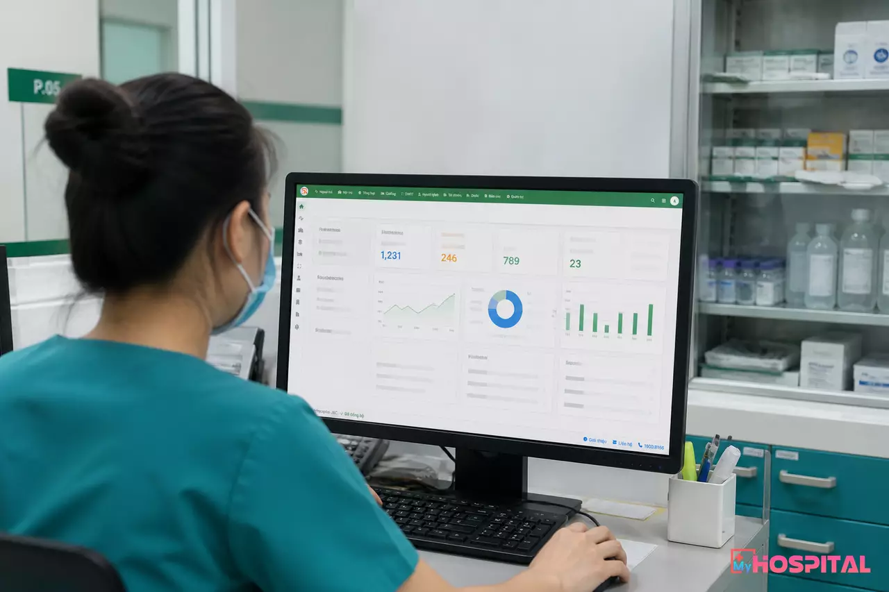 Điều dưỡng đối chiếu số liệu tủ trực thuốc trên phần mềm ngay tại khoa