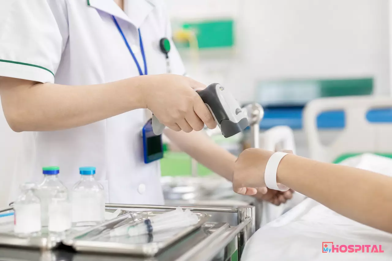 Điều dưỡng quét vòng đeo tay định danh trước khi cho người bệnh dùng thuốc
