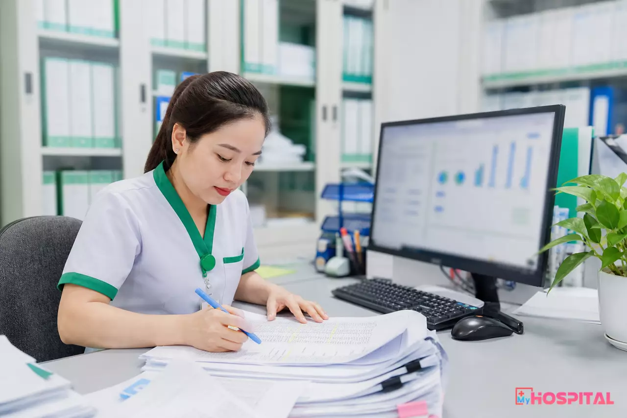 Kế toán BHYT đánh dấu lỗi trên bảng kê chi phí trước khi gửi dữ liệu