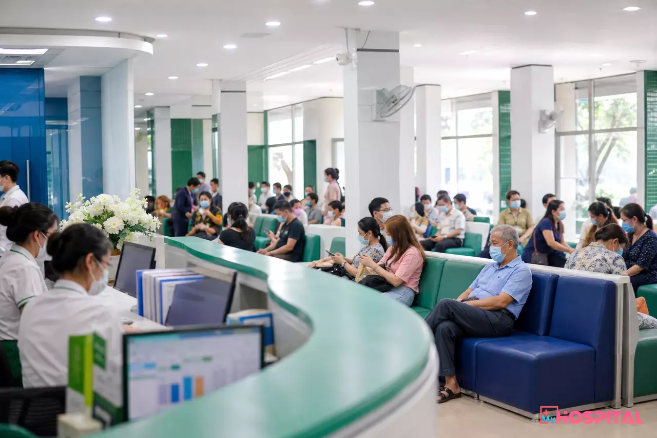 Sảnh chờ khám đông người bệnh của bệnh viện vào buổi sáng