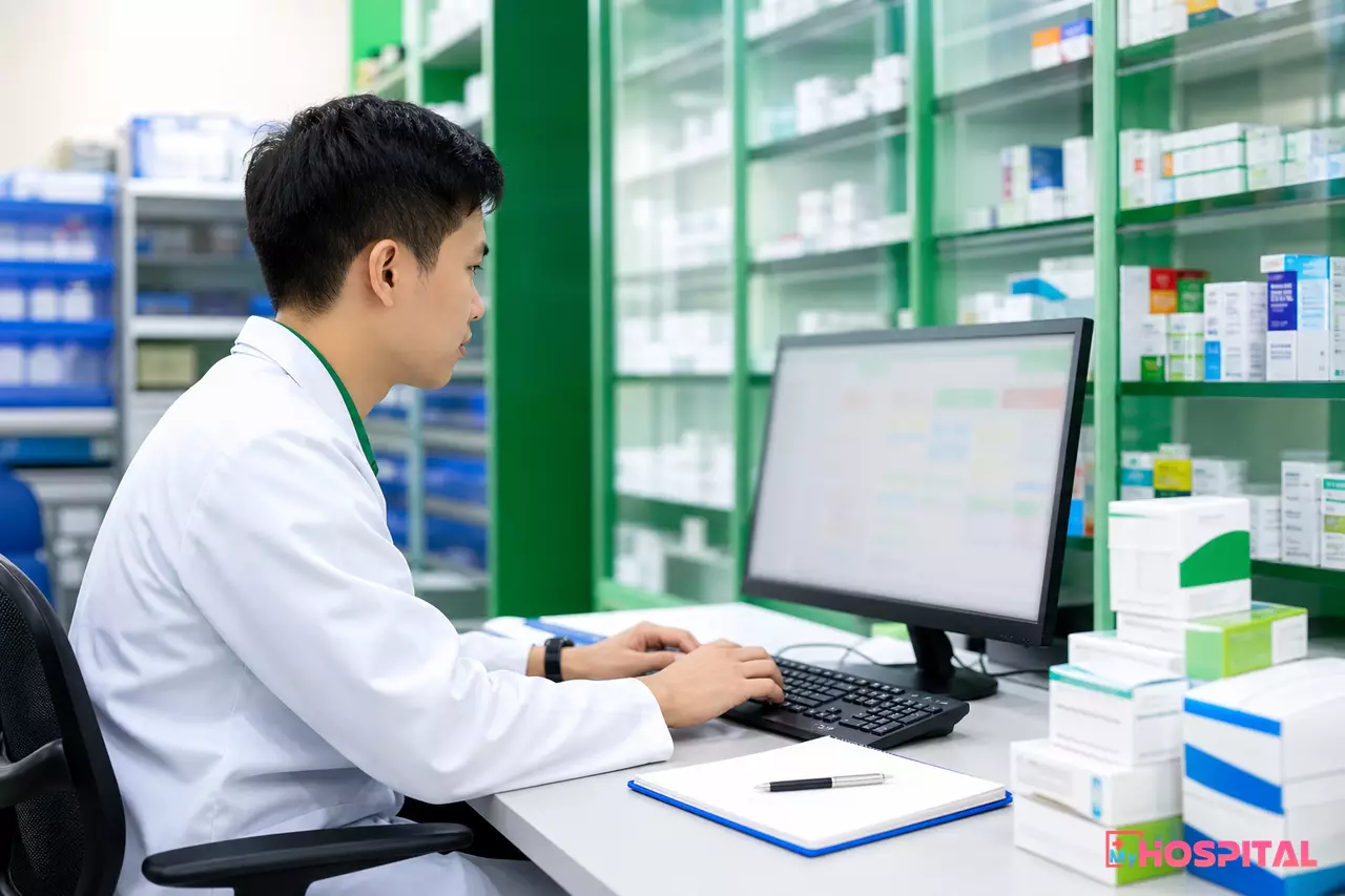 Dược sĩ tạo đơn đặt hàng thuốc trên máy tính tại kho dược bệnh viện