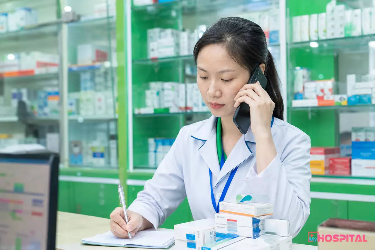 Dược sĩ gọi điện trao đổi với bác sĩ để xác nhận thay đổi y lệnh sau cảnh báo tương tác thuốc