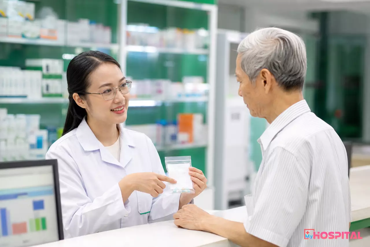 Dược sĩ nhà thuốc bệnh viện hướng dẫn người bệnh sử dụng thuốc BHYT sau khi cấp phát