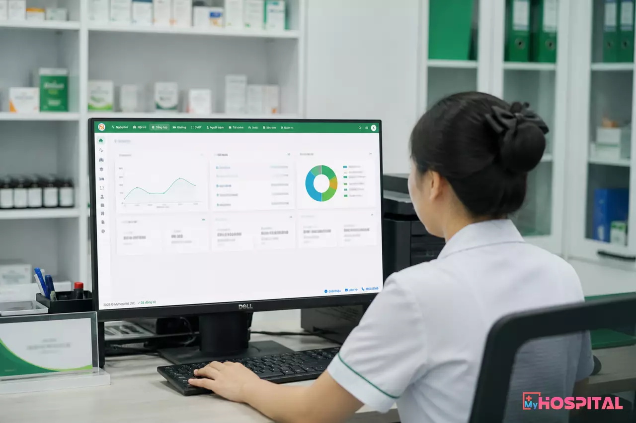 Dược sĩ nhà thuốc bệnh viện dùng phần mềm quản lý để đối chiếu dữ liệu liên thông với cơ sở cung ứng