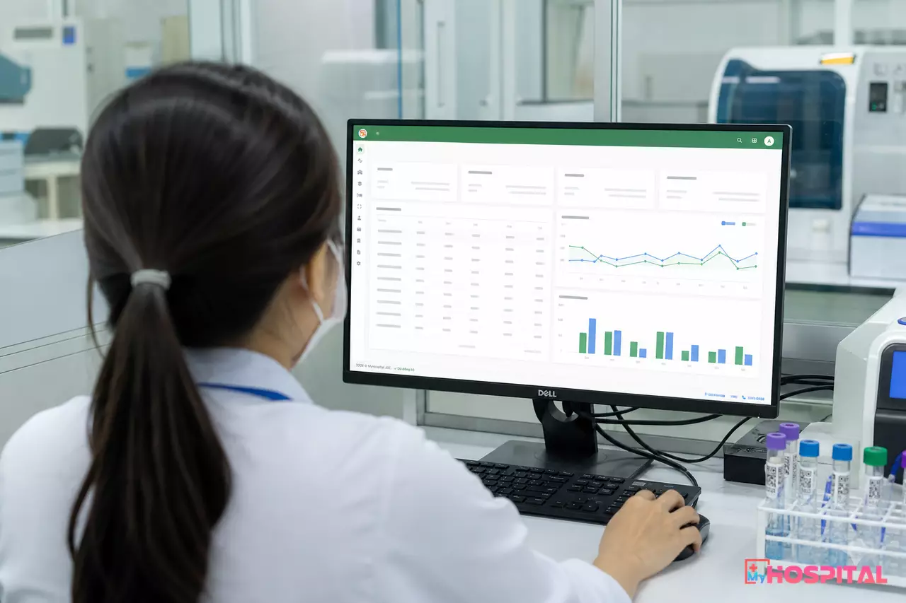 Kỹ thuật viên xét nghiệm đối chiếu kết quả ngoại kiểm với dữ liệu nội kiểm trên màn hình LIS