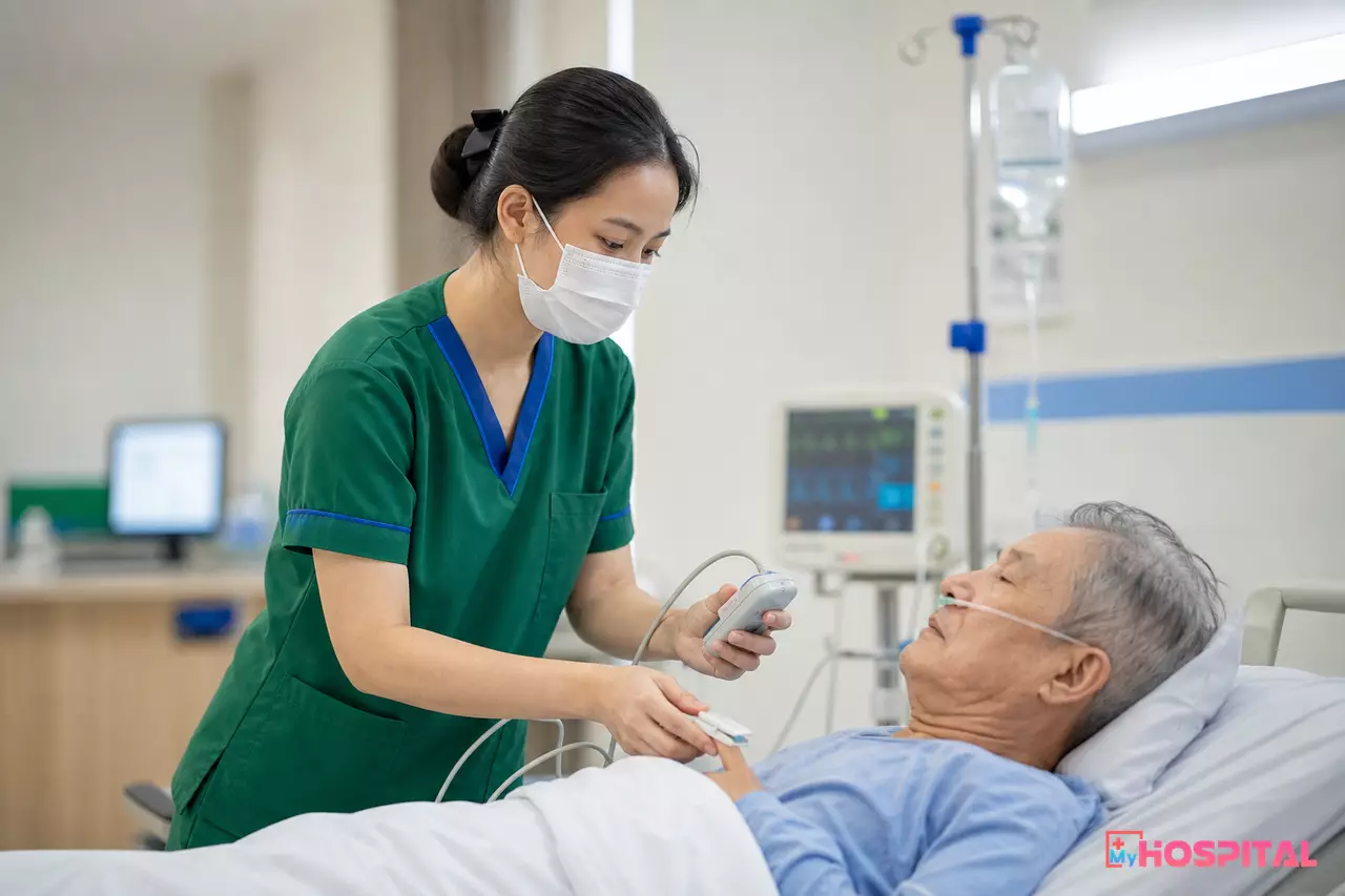 Điều dưỡng đo nhịp thở, mạch và SpO2 cho người bệnh tại giường để lấy đủ chỉ số chấm EWS