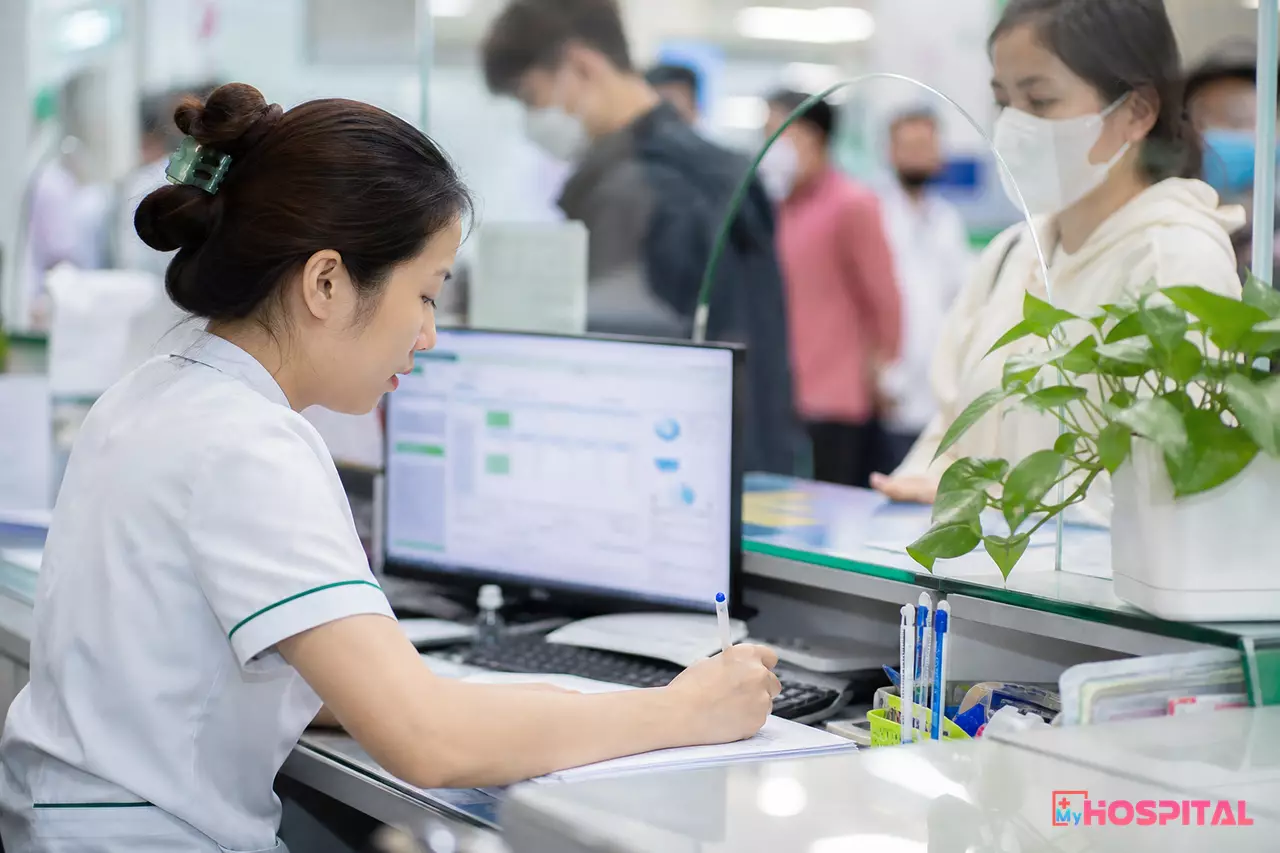 Thu ngân viện phí ghi phiếu thu giấy tại quầy khi hệ thống mất mạng