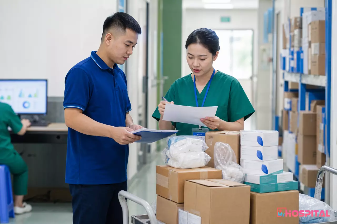 Nhân viên kho vật tư y tế đối chiếu phiếu giao hàng với lô hàng vừa nhập