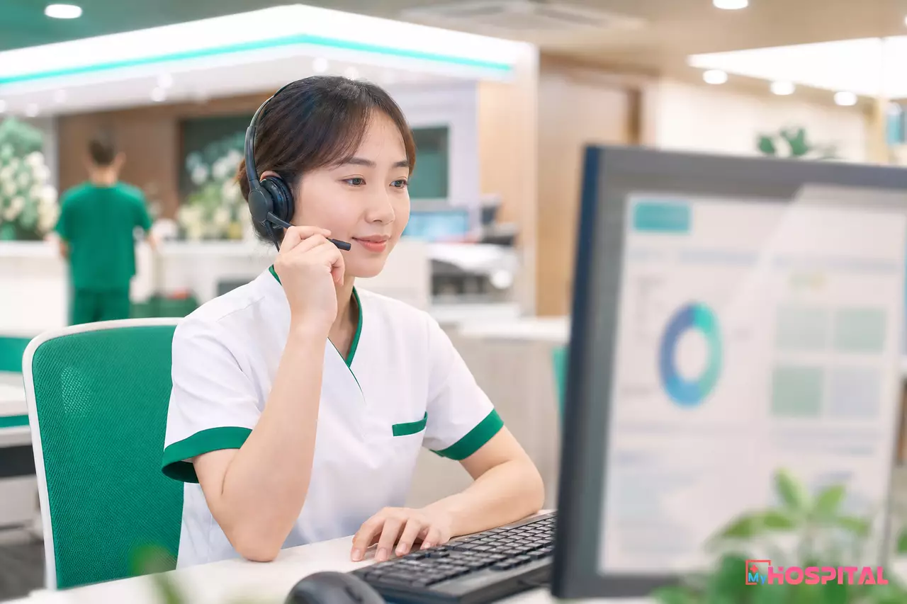 Điều dưỡng gọi điện nhắc lịch tái khám cho người bệnh tại bàn làm việc