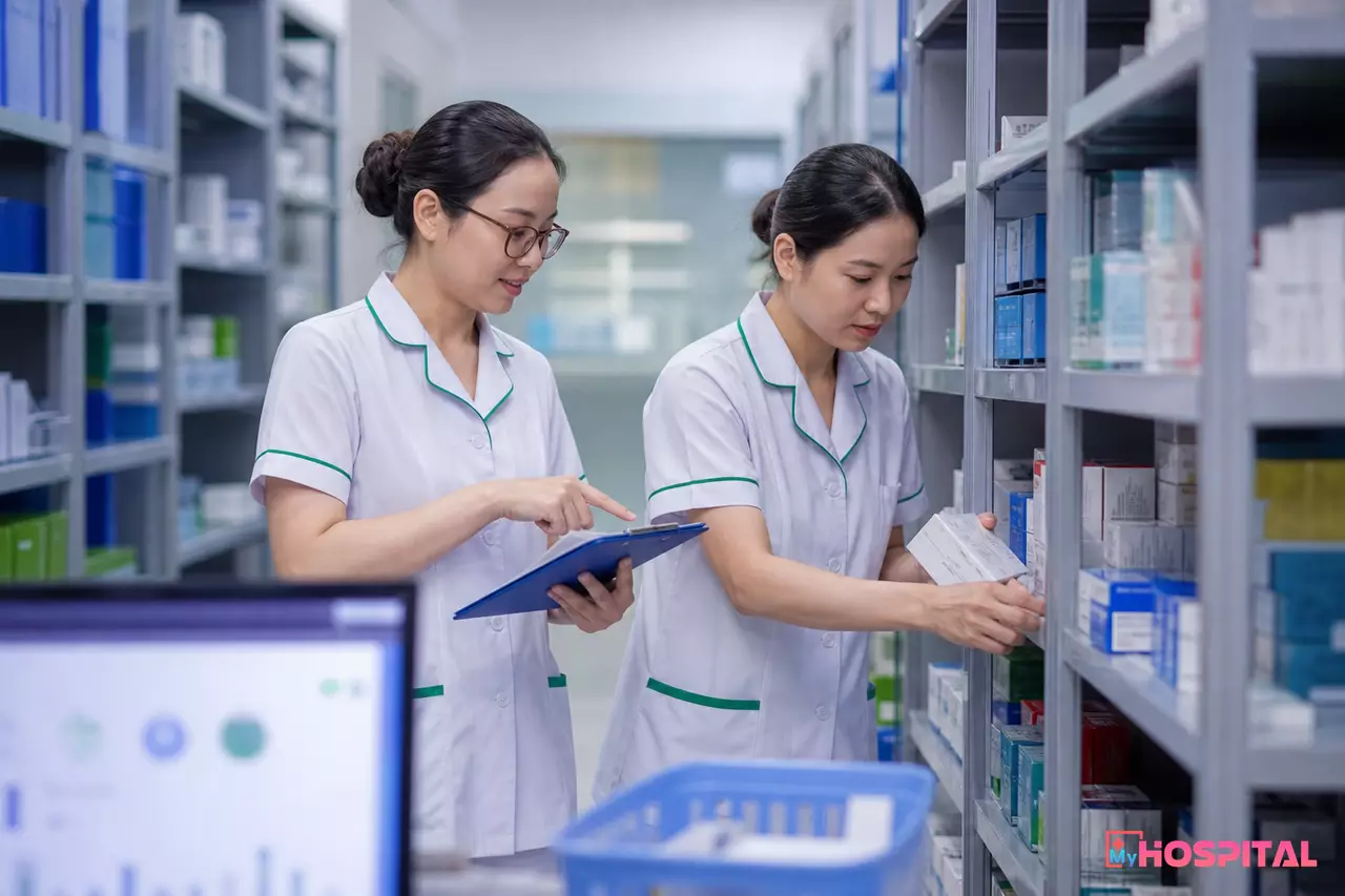 Dược sĩ và thủ kho đối chiếu sổ sách kho dược bệnh viện
