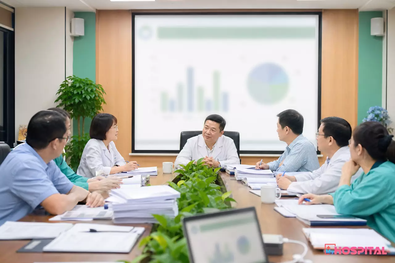 Giao ban hằng tháng của bệnh viện xem báo cáo xuất toán BHYT theo khoa