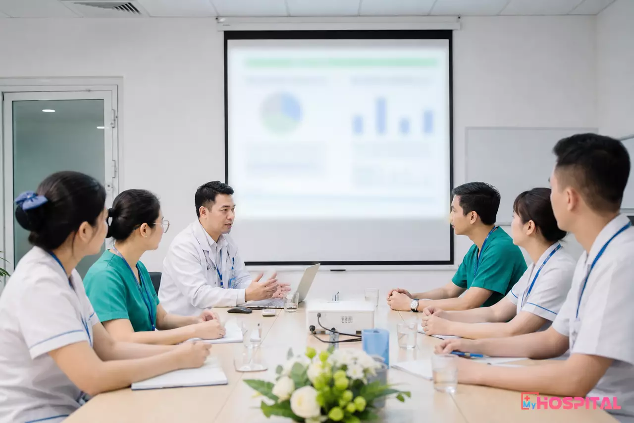 Nhóm điều dưỡng và bác sĩ họp rút kinh nghiệm sau sự cố tại khoa