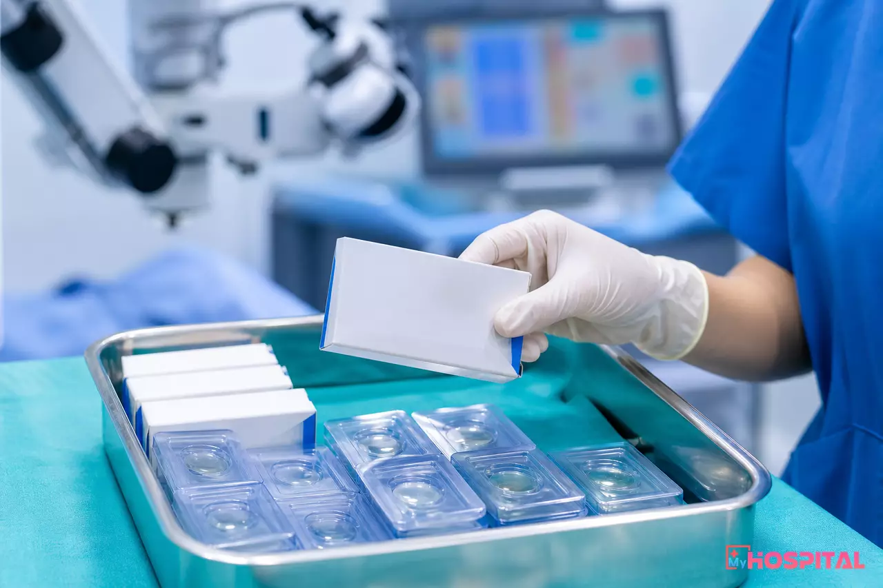 Hộp thủy tinh thể nhân tạo dùng trong mổ phaco đặt trên khay dụng cụ vô trùng