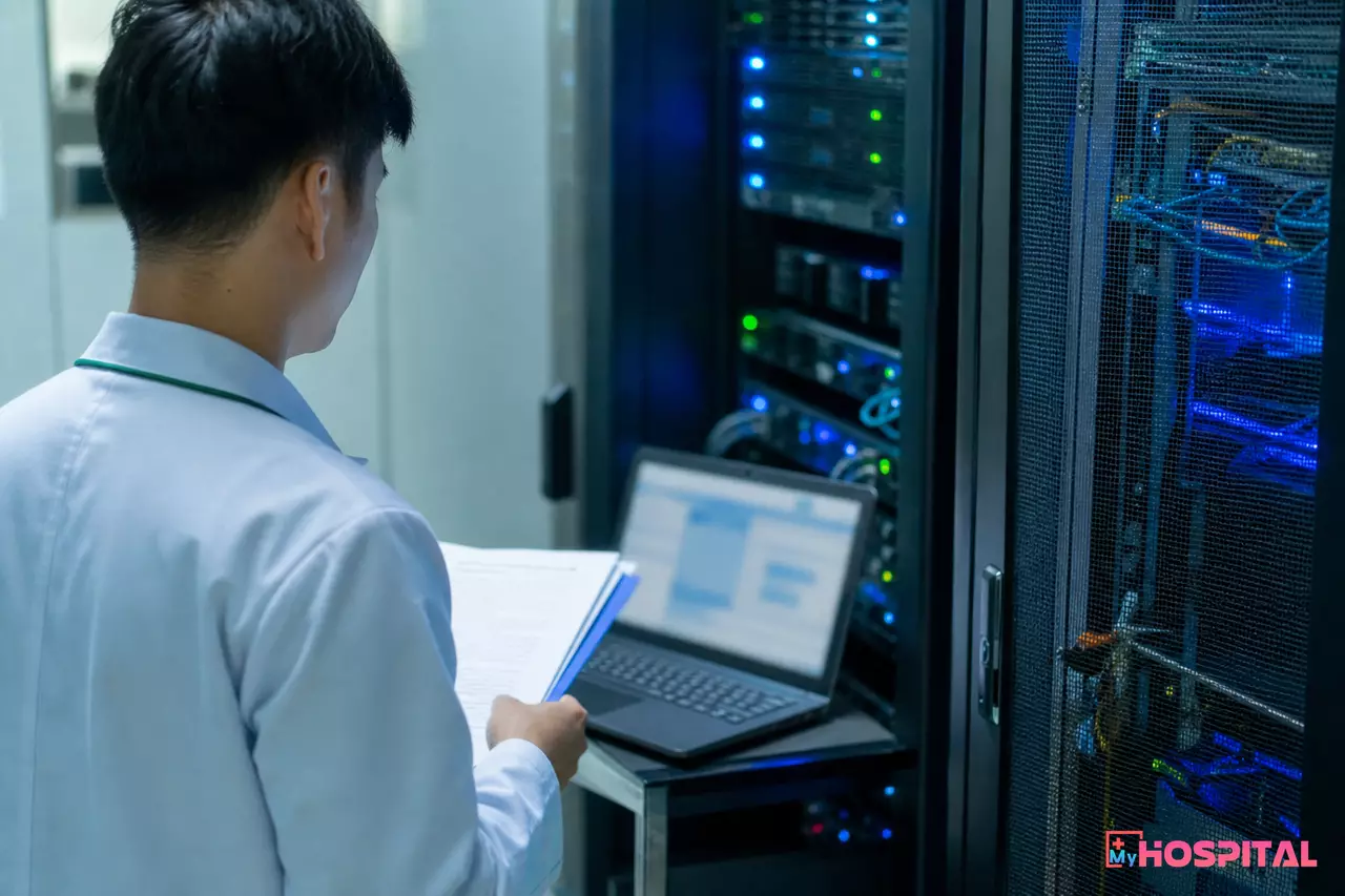 Nhân viên công nghệ thông tin bệnh viện kiểm tra hồ sơ đánh giá an toàn thông tin tại phòng máy chủ