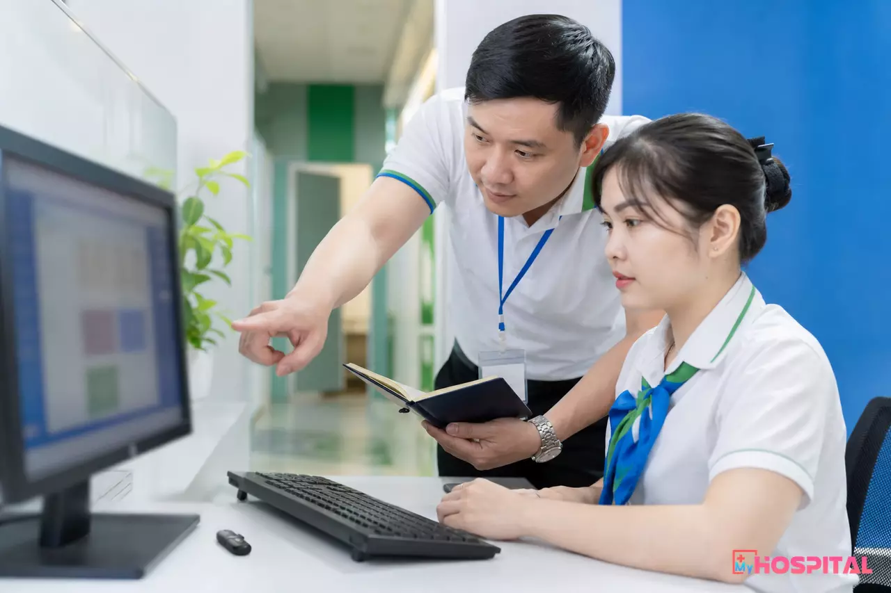 Nhân viên IT bệnh viện hướng dẫn thu ngân viện phí kiểm tra cấu hình cài đặt tách biệt ngay tại quầy