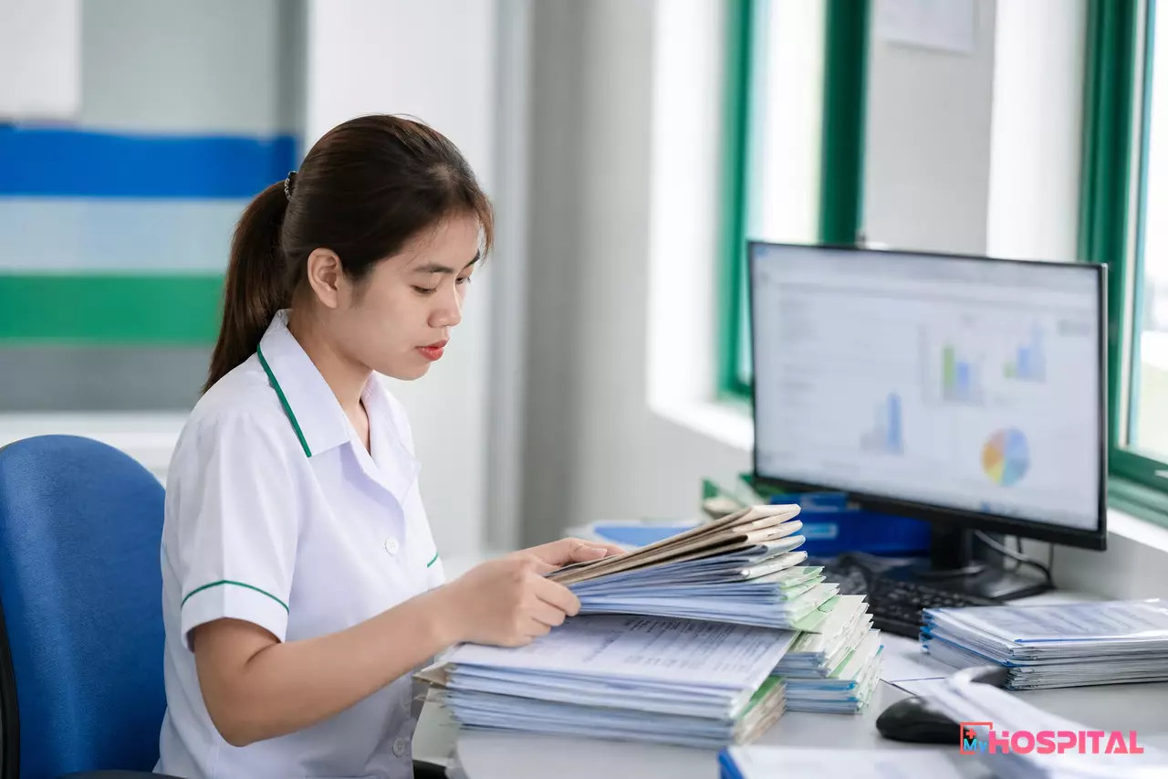 Nhân viên kế toán BHYT rà soát danh sách hồ sơ có sai lệch thông tin định danh trước khi gửi cổng giám định