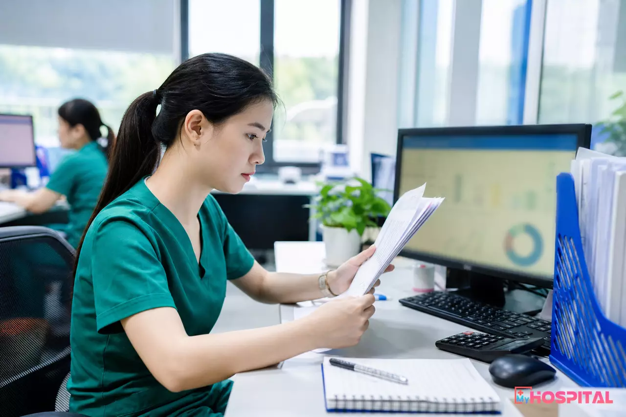 Kế toán công nợ đối chiếu hồ sơ giấy với dữ liệu công nợ trên phần mềm tại bàn làm việc