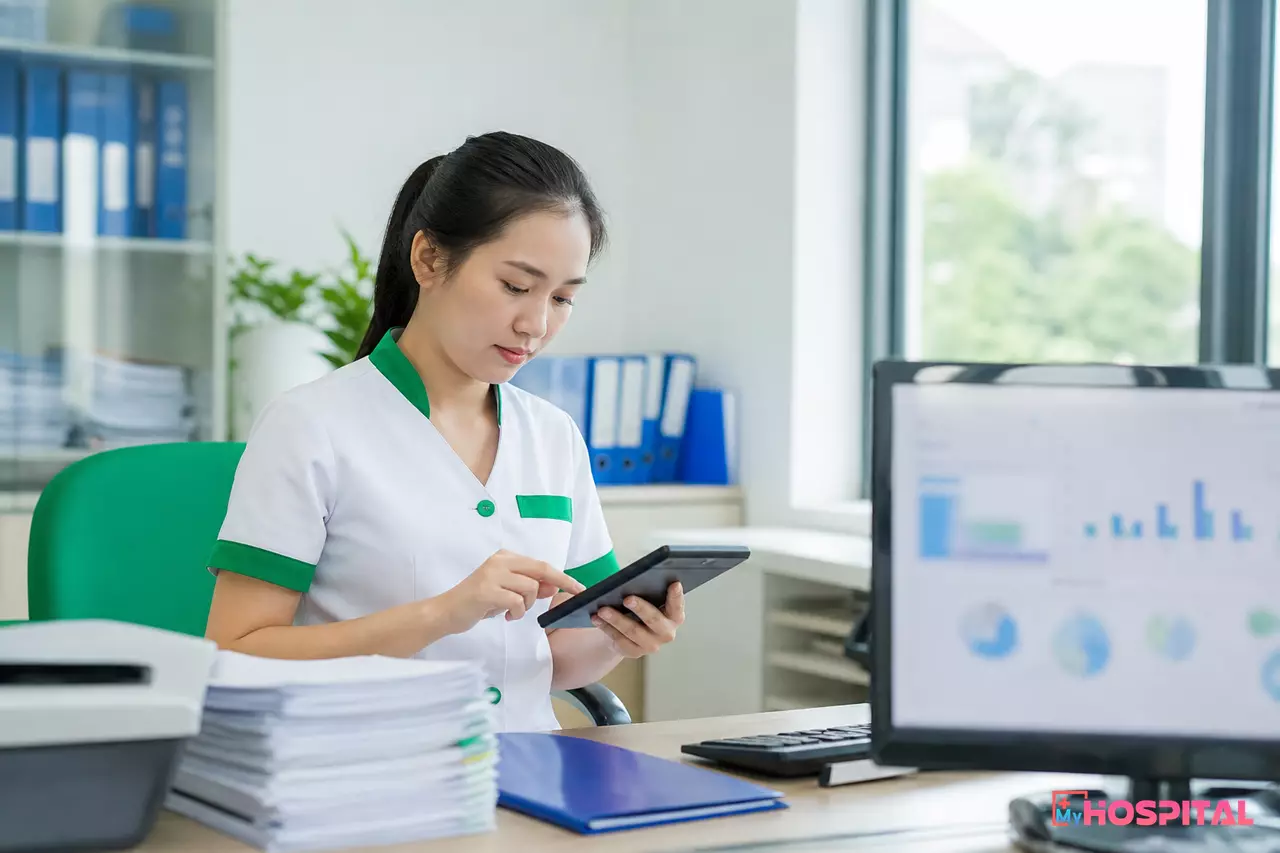 Kế toán viện phí tính toán lại mức tạm ứng cho người bệnh nội trú tại bàn làm việc