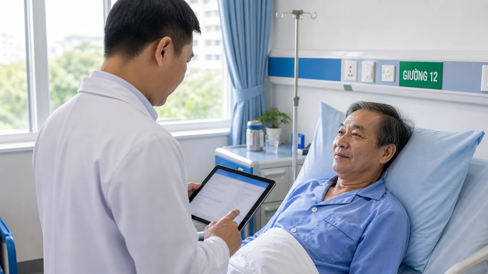 Bệnh án điện tử trên tablet: bác sĩ khám tại giường bệnh