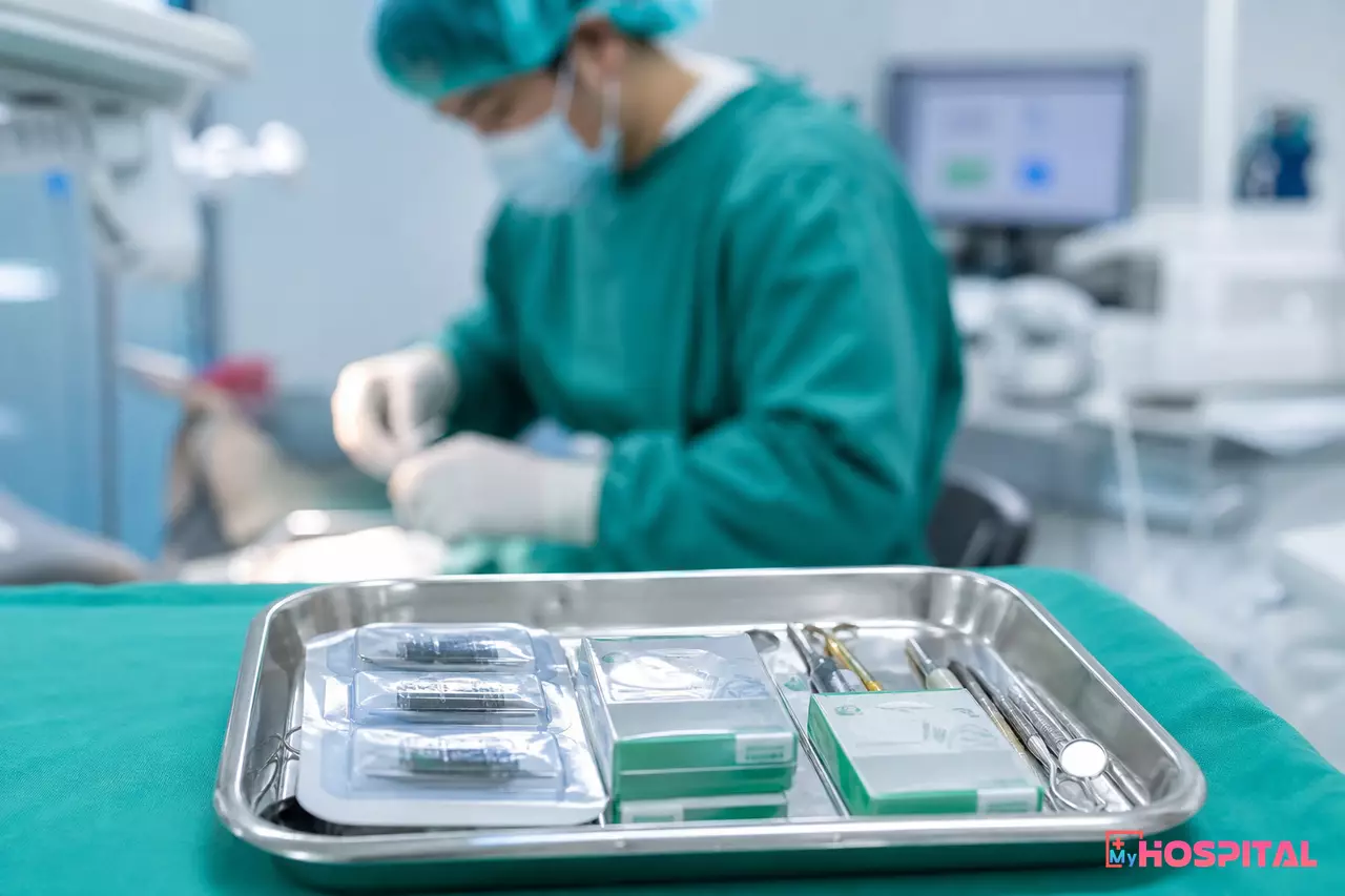 Khay dụng cụ và trụ implant nha khoa có tem nhãn lô đặt trên khay inox tại phòng khám răng hàm mặt