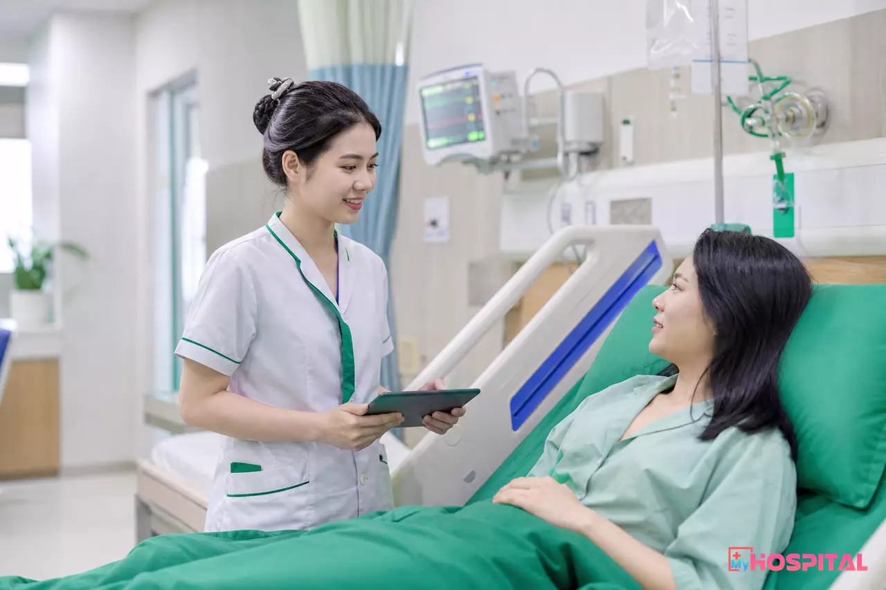 Khoa nội trú bệnh viện với điều dưỡng và người bệnh, nơi phát sinh dữ liệu tạm ứng viện phí kéo dài nhiều ngày