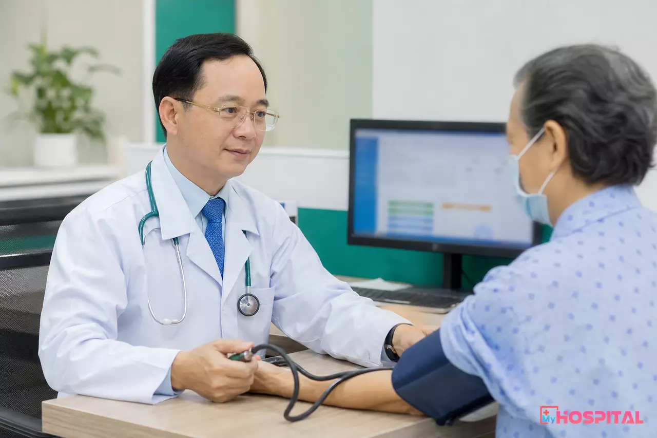 Bác sĩ trưởng khoa tim mạch khám lại người bệnh sau xuất viện tại phòng khám ngoại trú