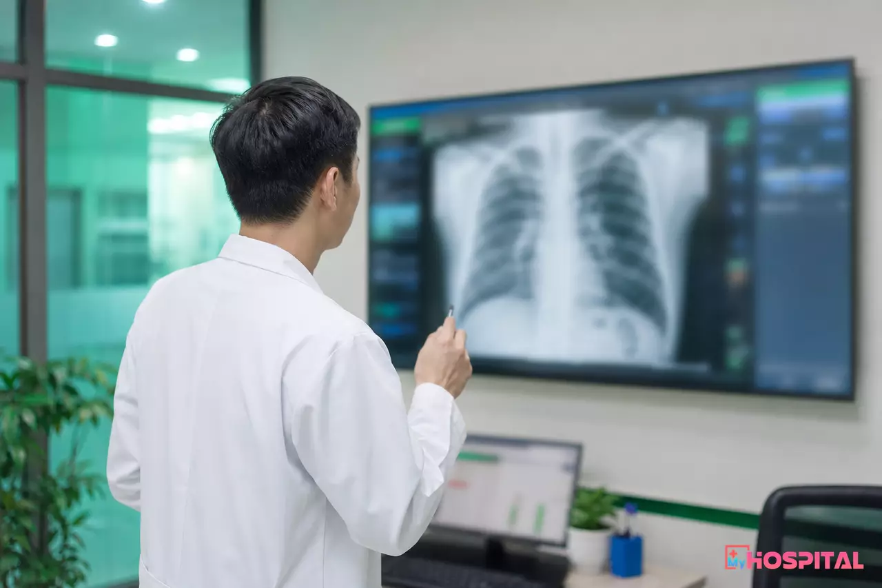 Bác sĩ xem ảnh X-quang ngực kỹ thuật số trên màn hình lớn tại phòng khám, không dùng phim nhựa