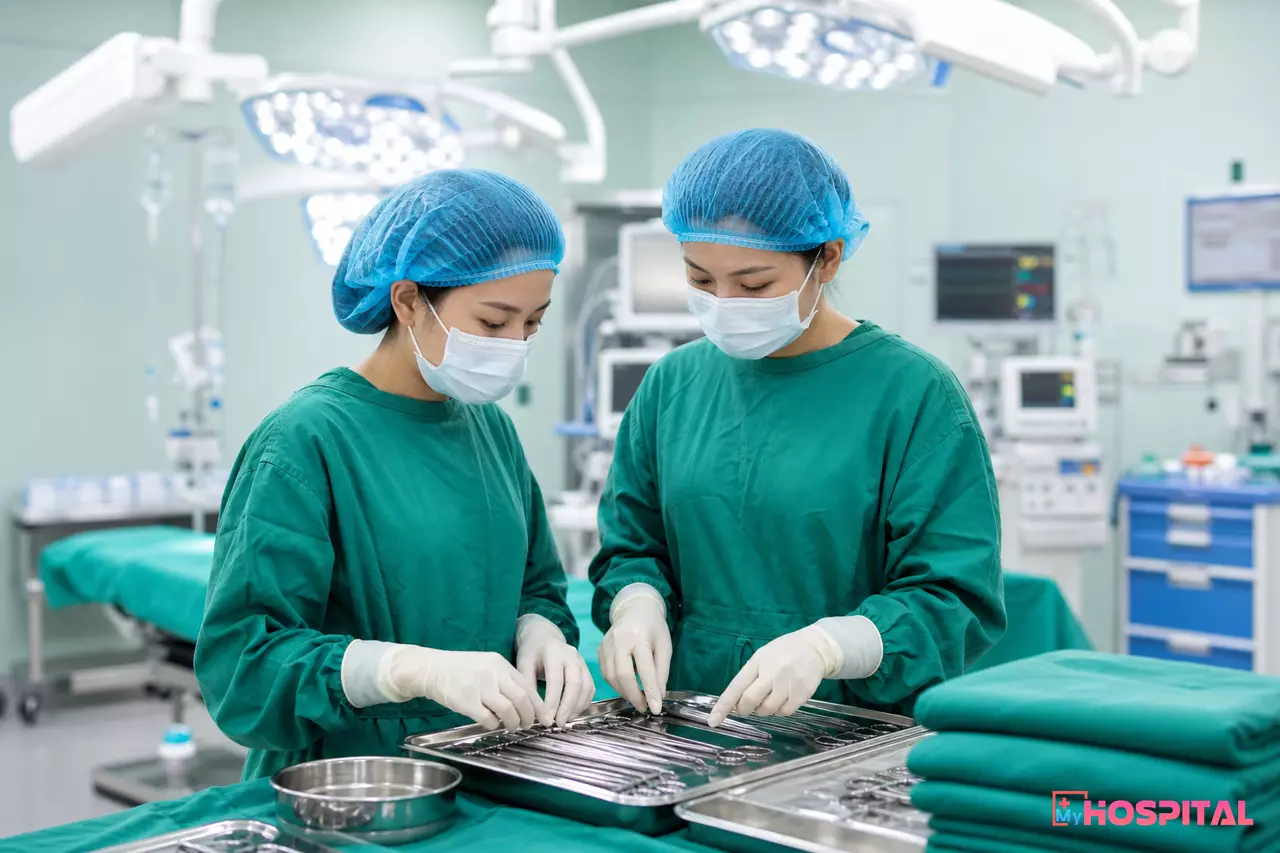 Điều dưỡng kiểm đếm dụng cụ phẫu thuật trong phòng mổ trước ca mổ