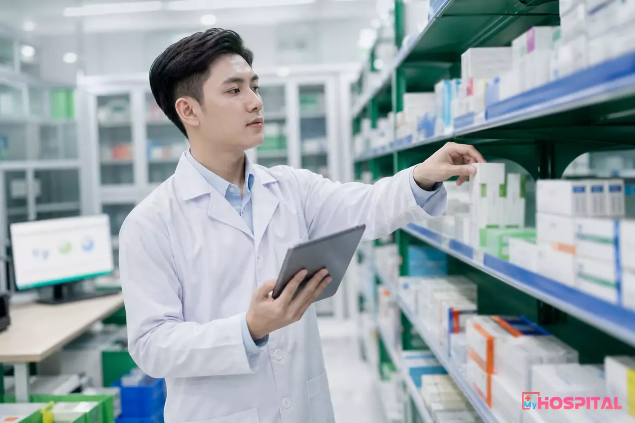 Nhân viên kho dược kiểm đếm số lượng thuốc trên kệ để đối chiếu với kế hoạch dự trù