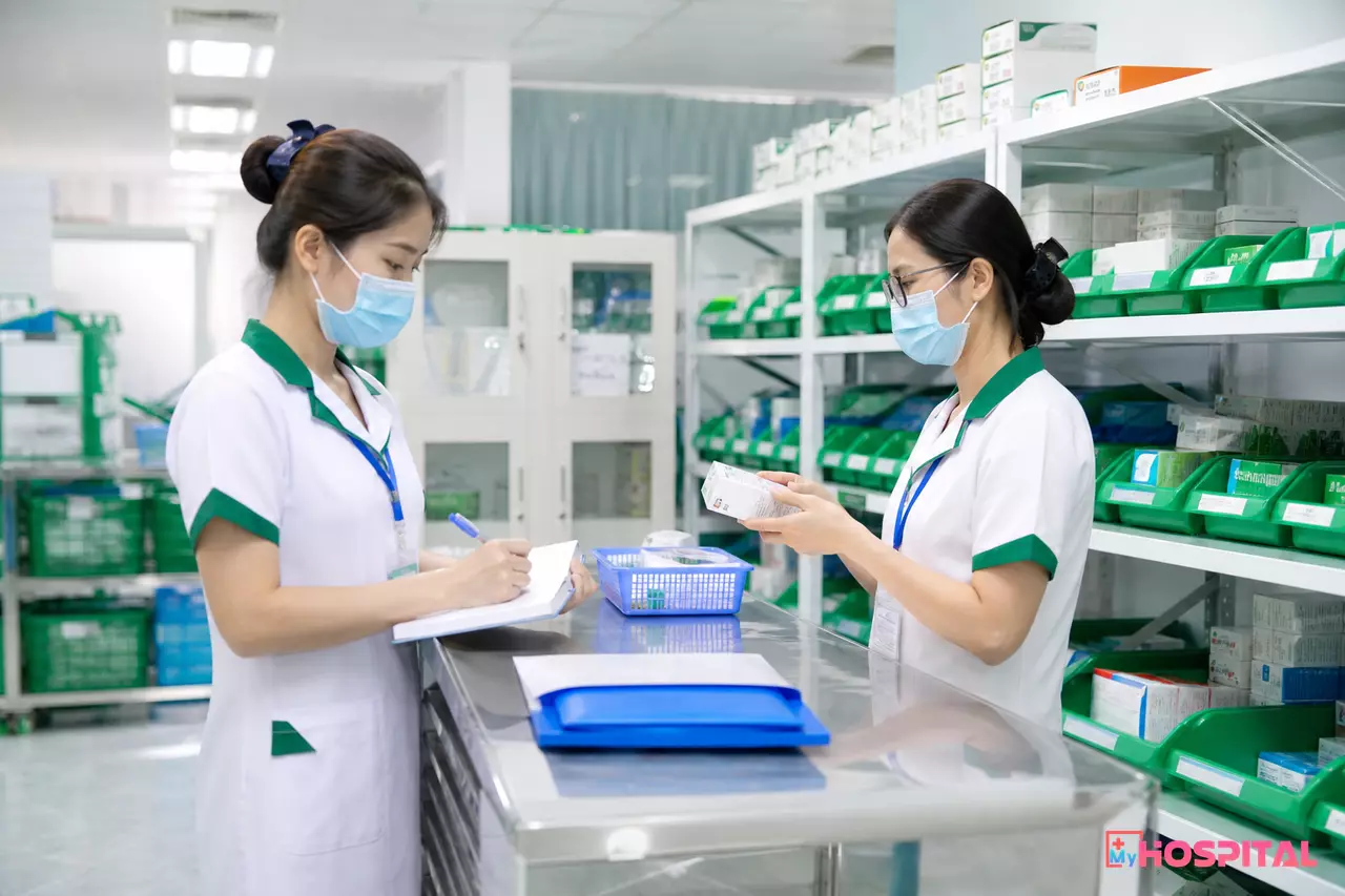 Dược sĩ đối chiếu sổ nhận thuốc viện trợ với số lượng thực tế trong kho