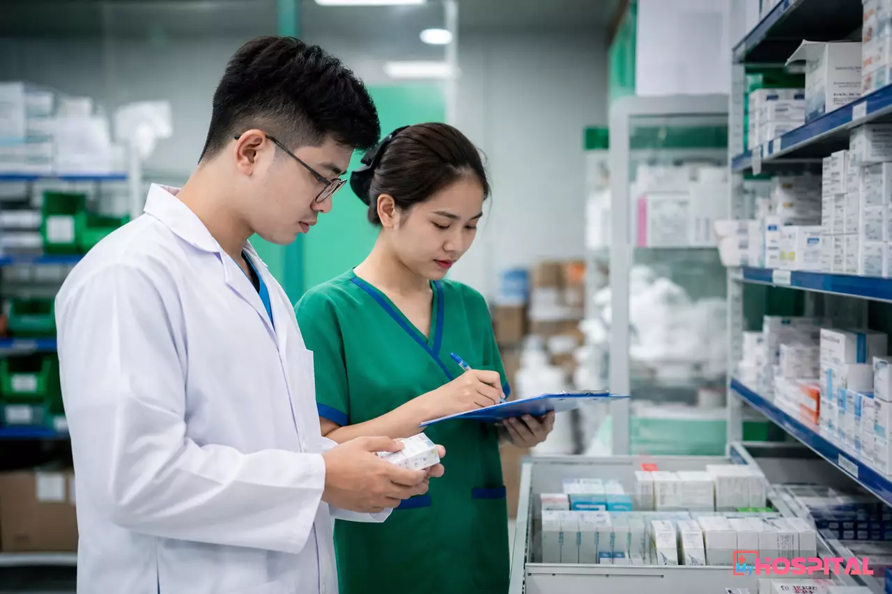 Dược sĩ và điều dưỡng cùng kiểm đếm, đối chiếu sổ sách thuốc gây nghiện tại kho dược
