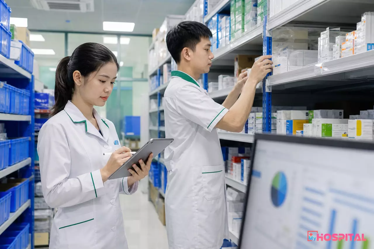 Dược sĩ kiểm đếm thuốc trên kệ đối chiếu sổ sách cuối kỳ kiểm kê