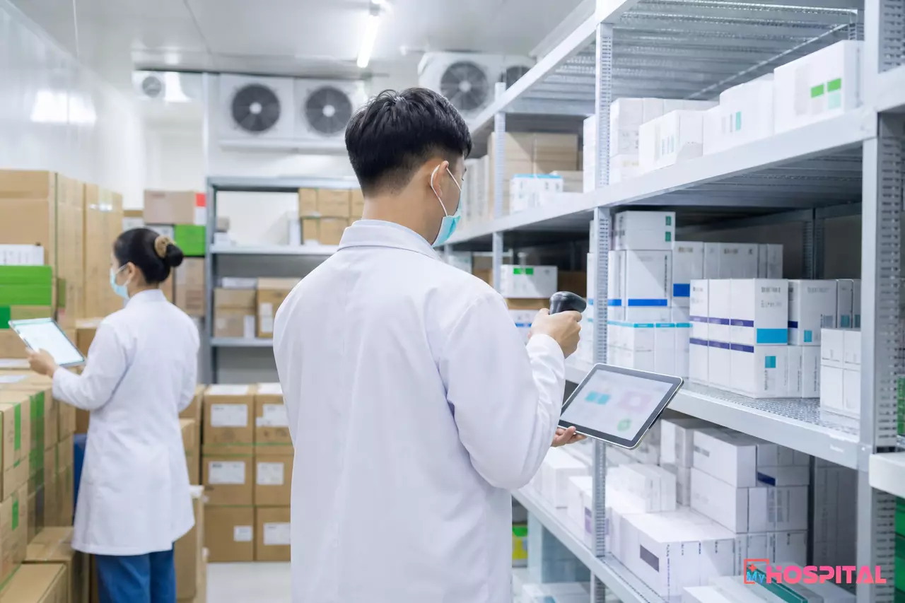Thủ kho dược kiểm kê thuốc và vật tư y tế trước khi lập kế hoạch dự trù