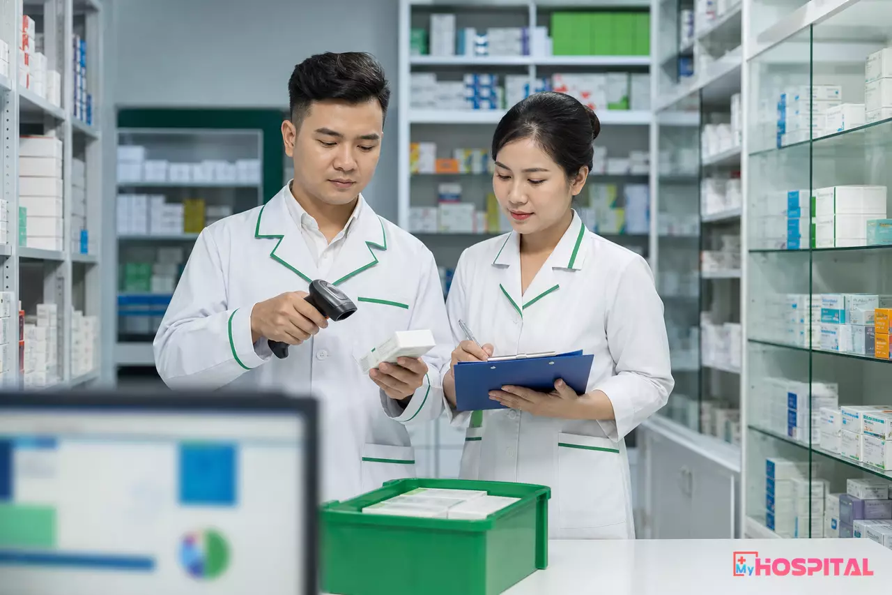 Hai nhân viên khoa Dược kiểm kê kho thuốc bằng máy quét mã vạch