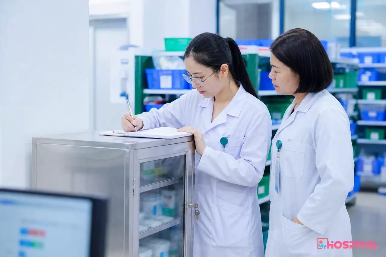Dược sĩ ghi sổ theo dõi riêng khi kiểm kê tủ thuốc kiểm soát đặc biệt