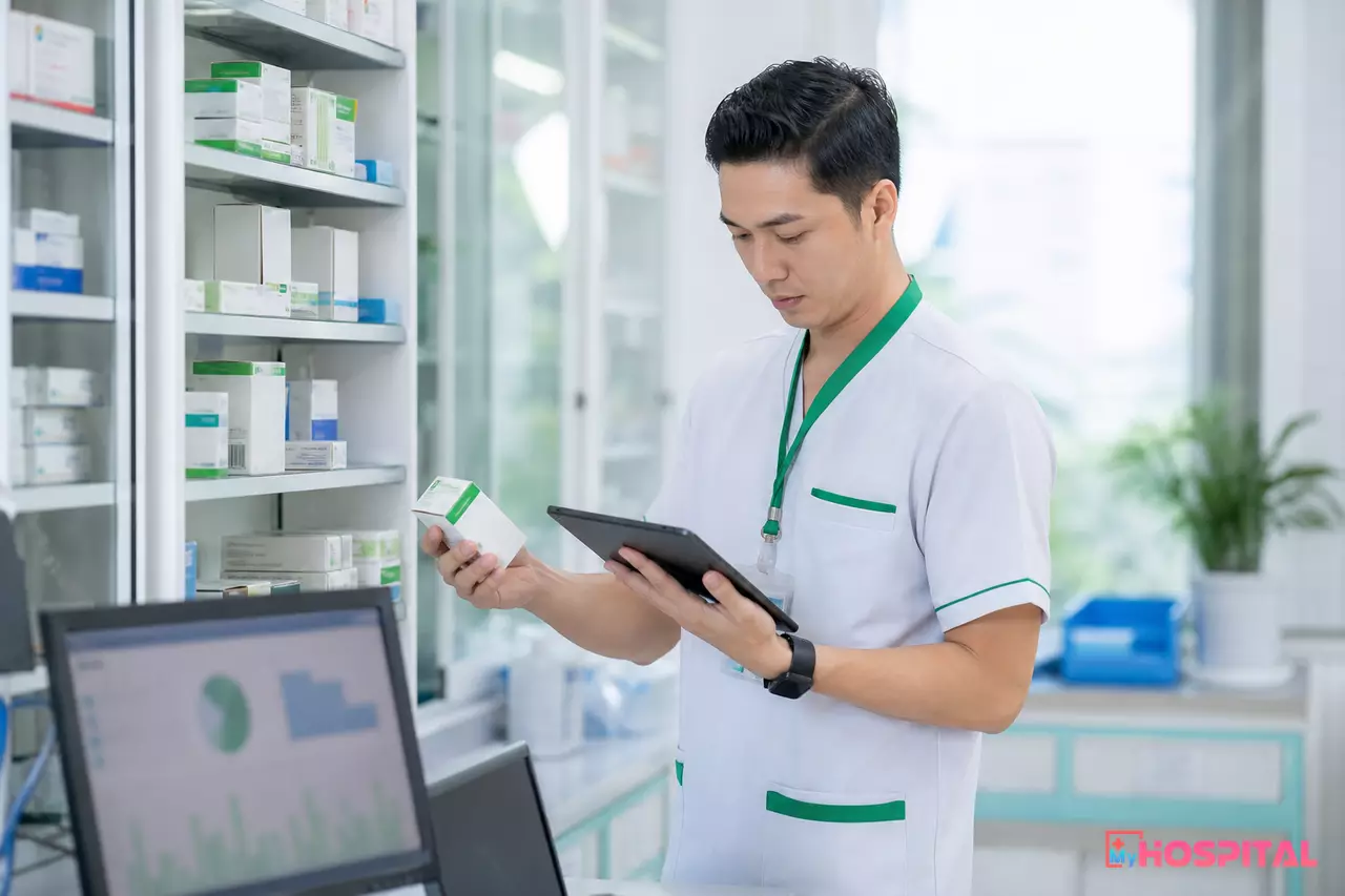 Người phụ trách kho đối chiếu số liệu kiểm kê tủ thuốc phòng khám